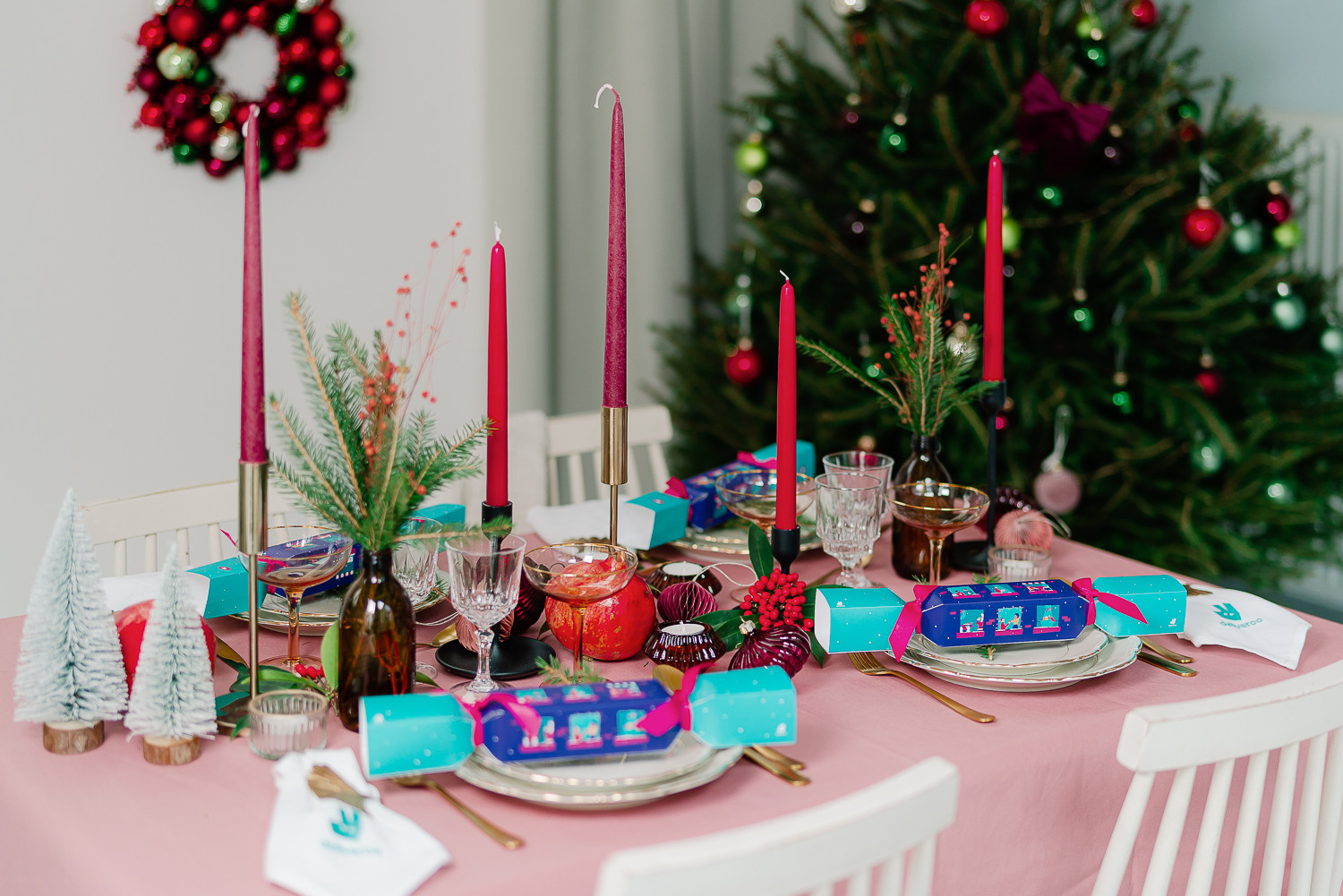Ten voordele van Stichting Pelicano verkoopt bezorgservice Deliveroo Christmas Crackers, hét must have cadeau om jouw feesttafel mee te versieren!